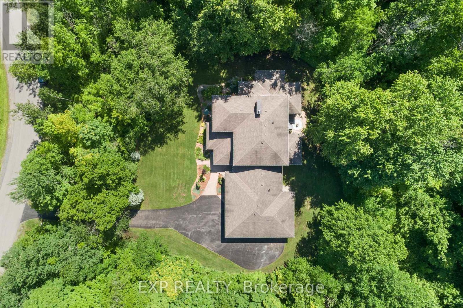Photo 7 of 5759 Queenscourt Crescent, Ottawa ON