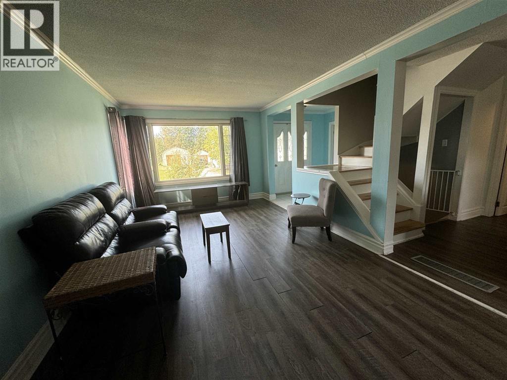 Photo 4 of 46 Neebig Ave, Manitouwadge ON