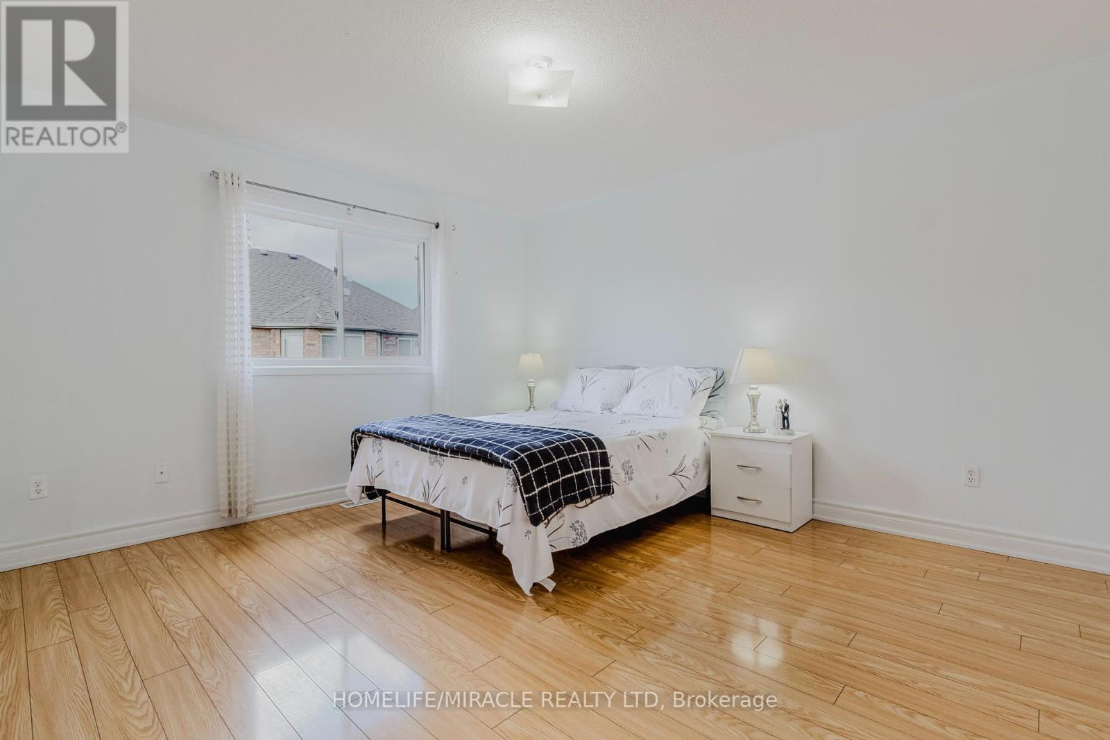 Photo 16 of 27 Silver Egret Road, Brampton ON