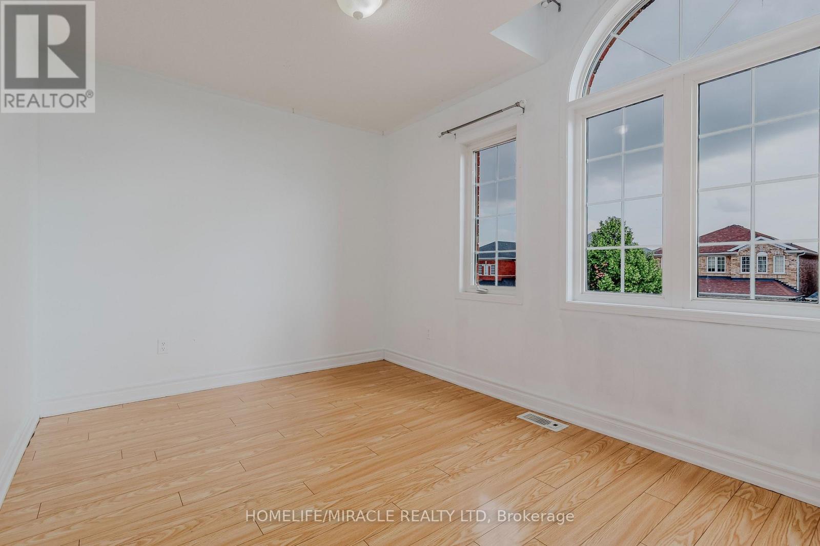 Photo 21 of 27 Silver Egret Road, Brampton ON