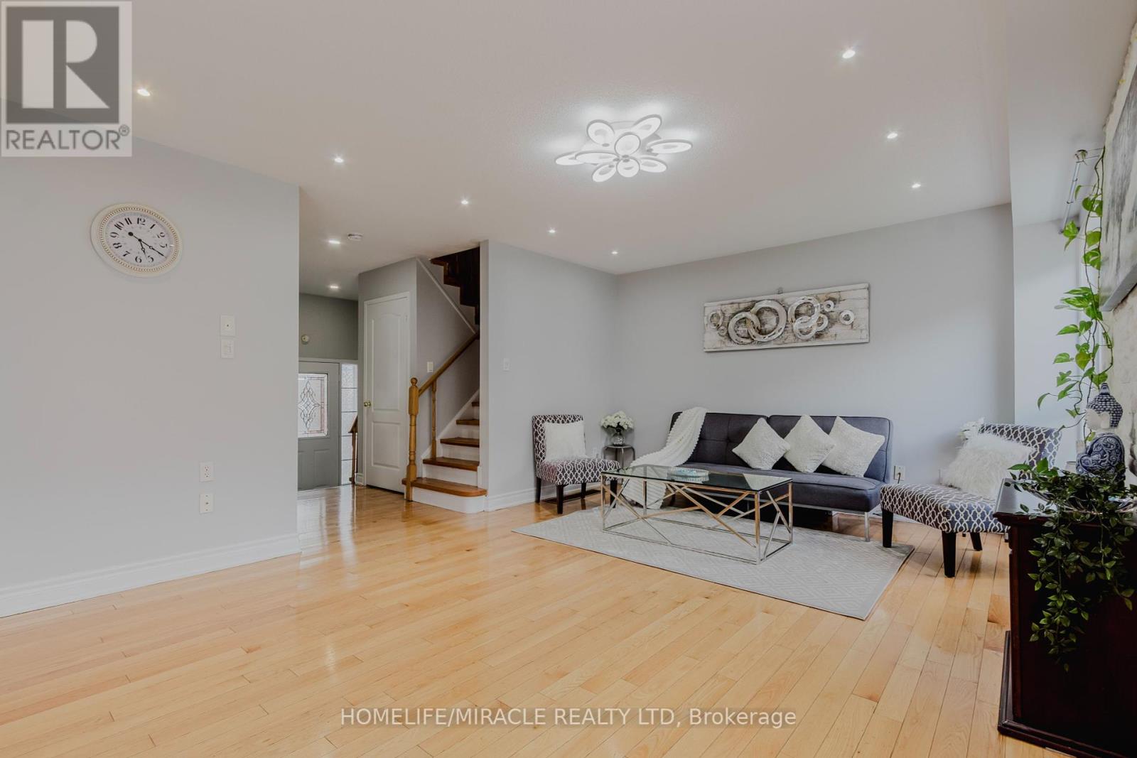 Photo 9 of 27 Silver Egret Road, Brampton ON