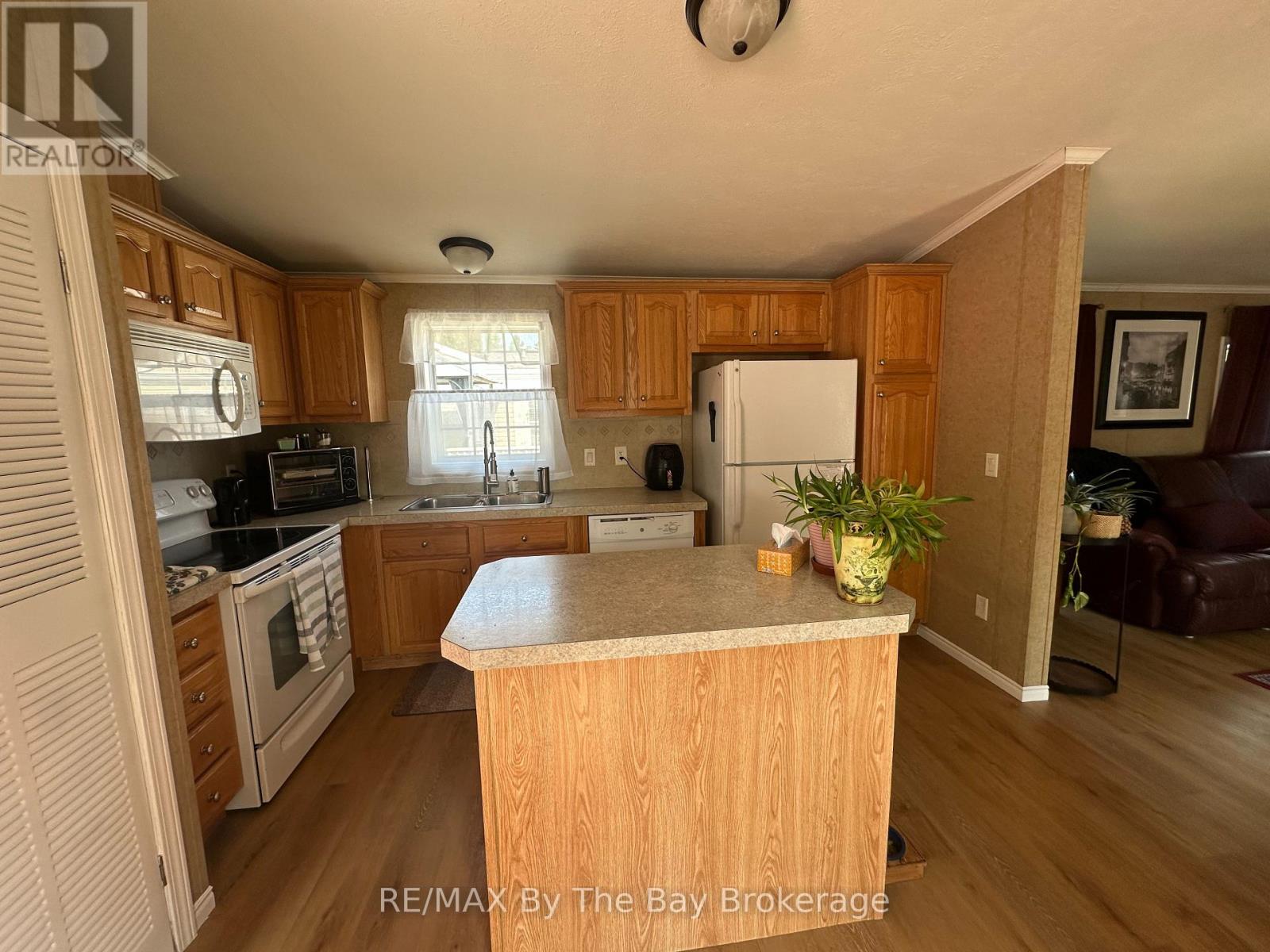 Photo 2 of 40 Georgian Glen Drive, Wasaga Beach ON
