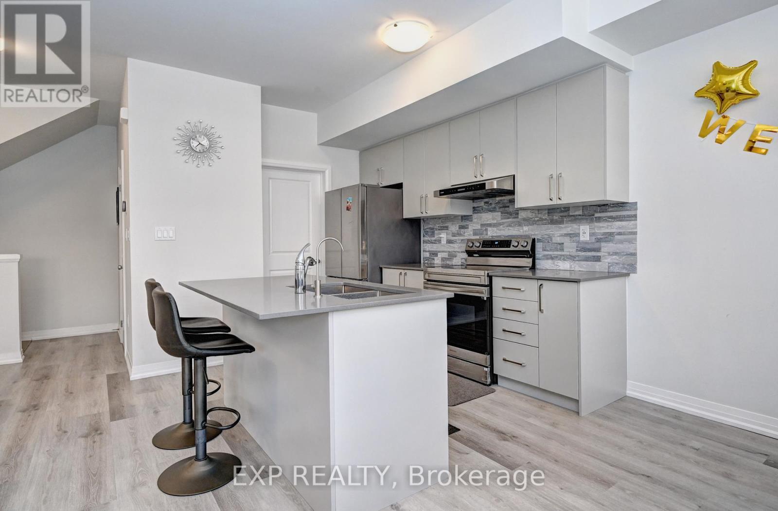 Photo 9 of 161 155 Equestrian Way, Cambridge ON