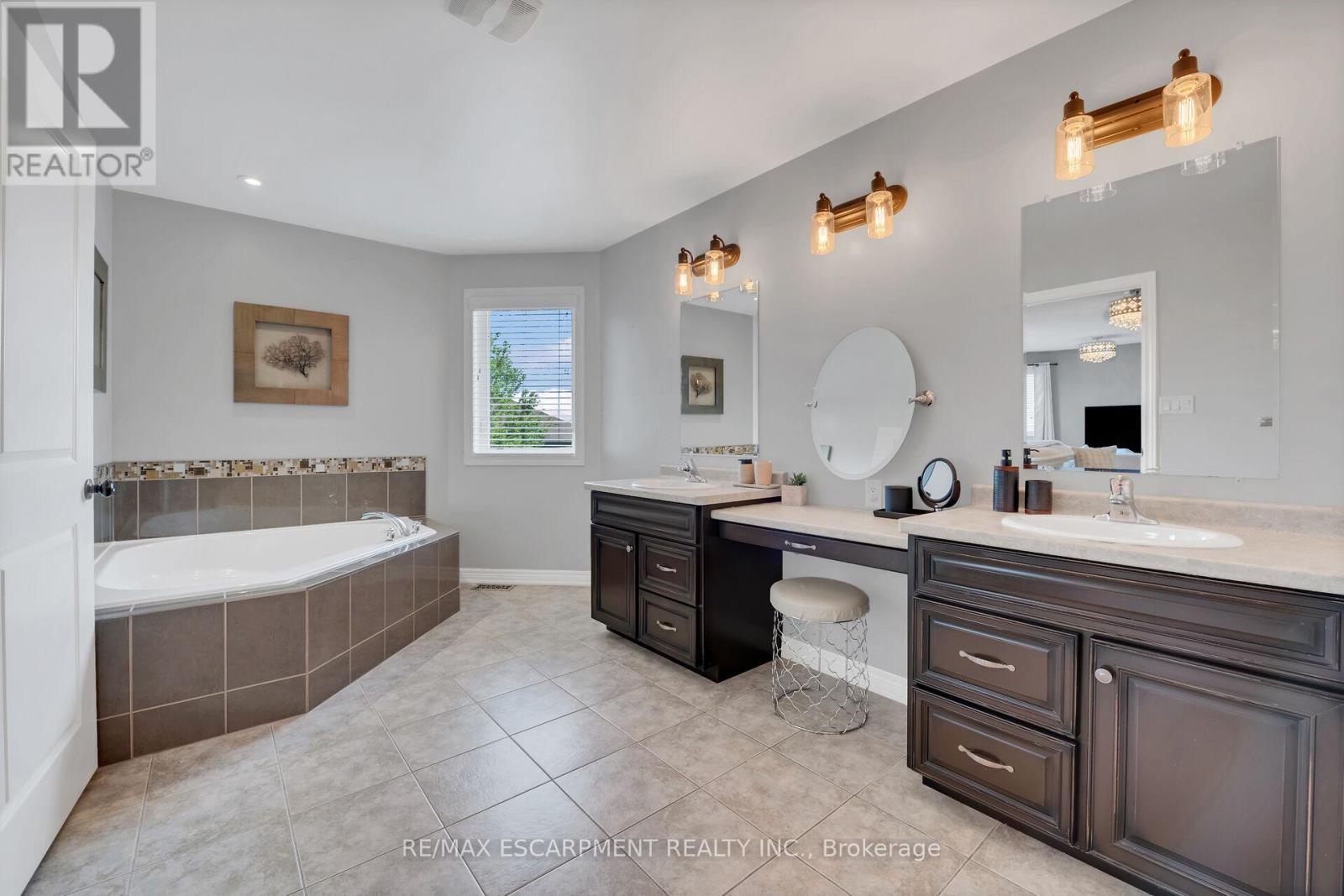 Photo 39 of 47 Southwood Crescent, Haldimand ON