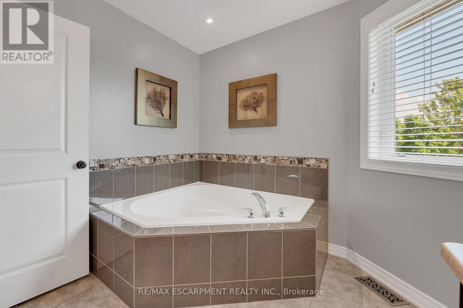 Photo 42 of 47 Southwood Crescent, Haldimand ON