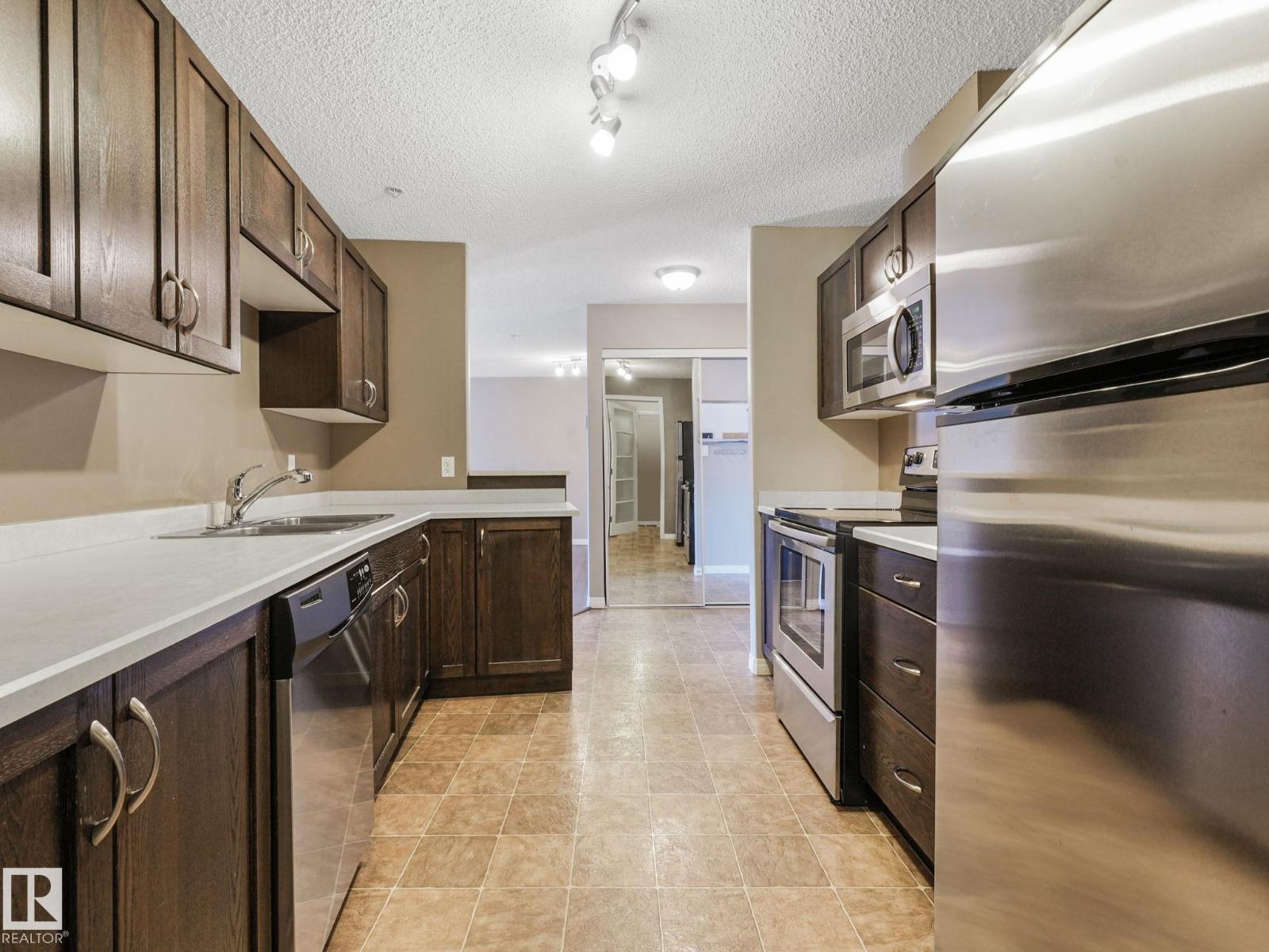 Photo 10 of 7330 7327 South Terwillegar Dr Nw, Edmonton AB