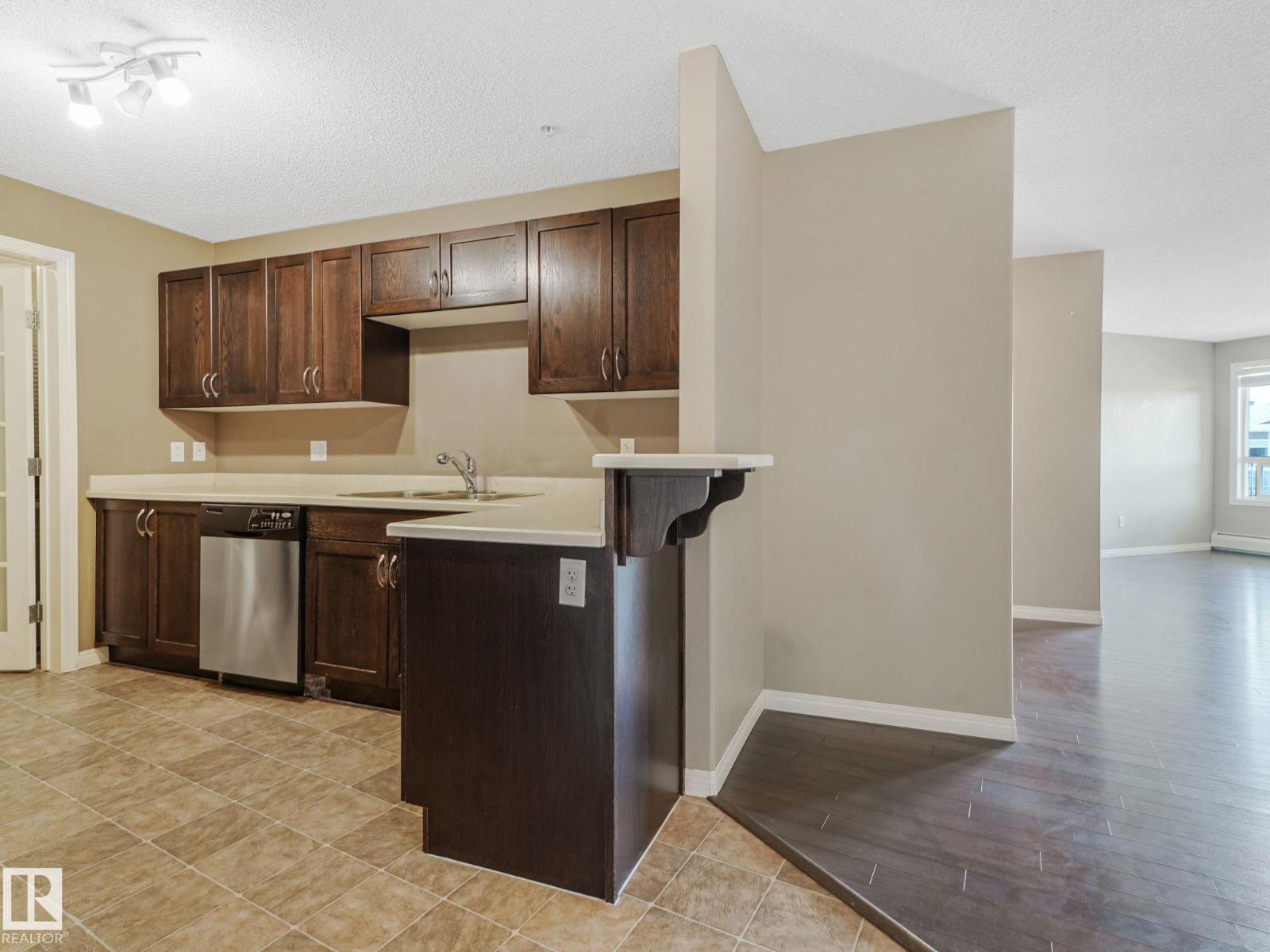 Photo 3 of 7330 7327 South Terwillegar Dr Nw, Edmonton AB