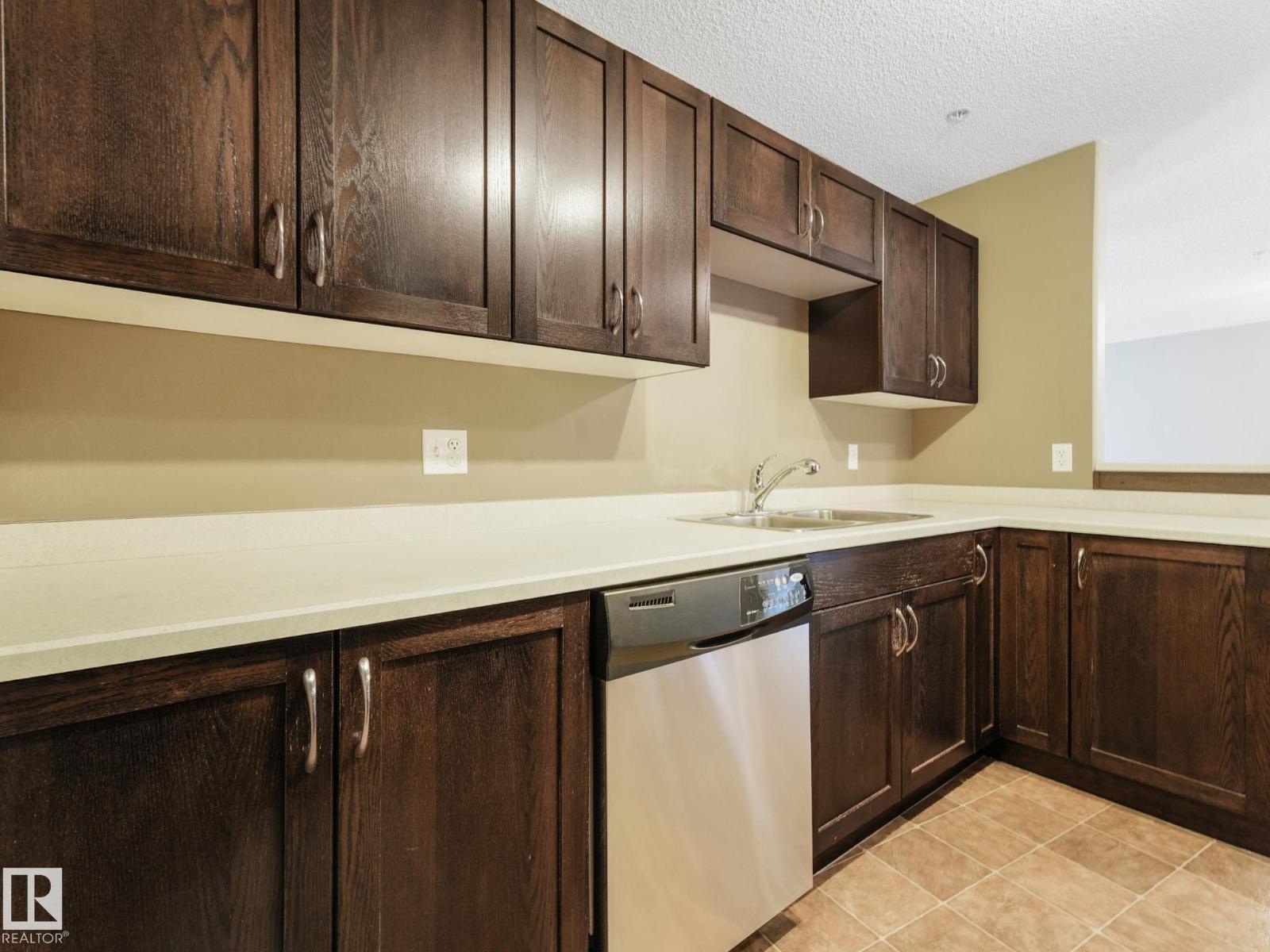 Photo 5 of 7330 7327 South Terwillegar Dr Nw, Edmonton AB