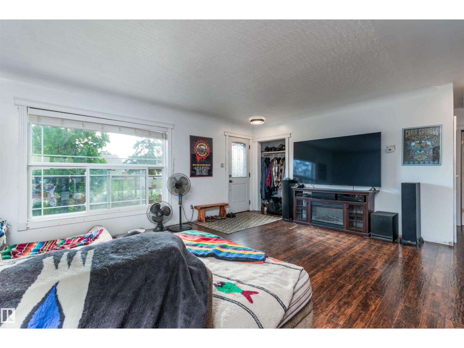 Photo 10 of 10624 40 St Nw, Edmonton AB
