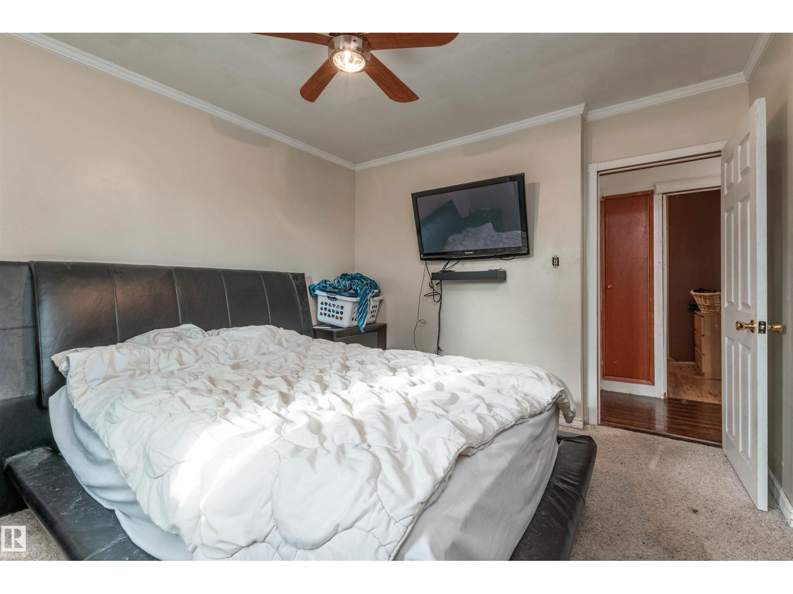 Photo 17 of 10624 40 St Nw, Edmonton AB