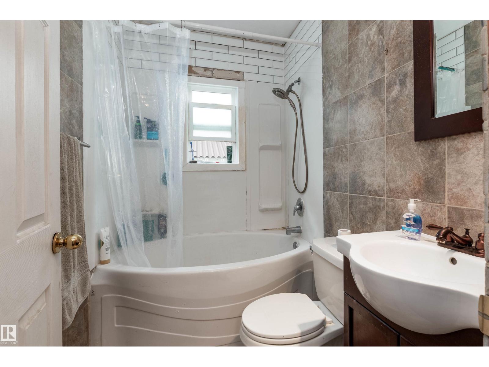 Photo 18 of 10624 40 St Nw, Edmonton AB