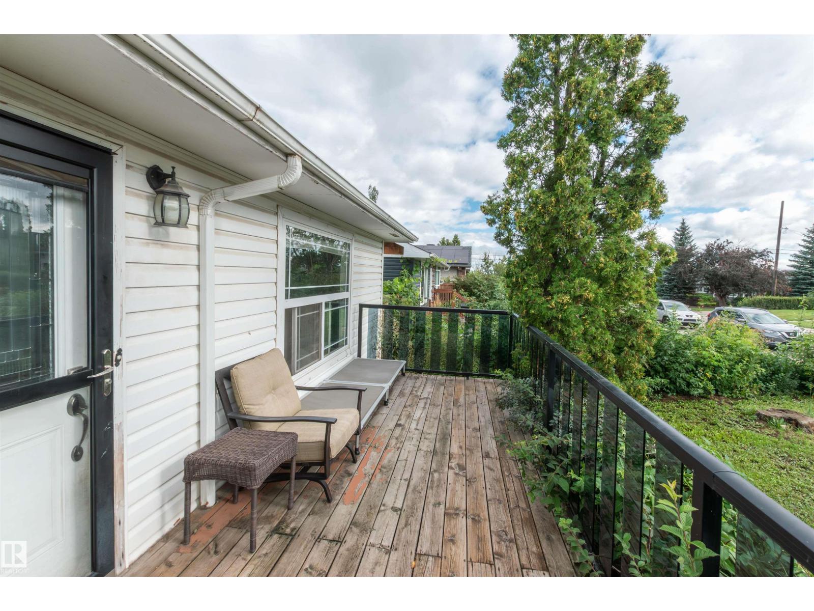 Photo 2 of 10624 40 St Nw, Edmonton AB