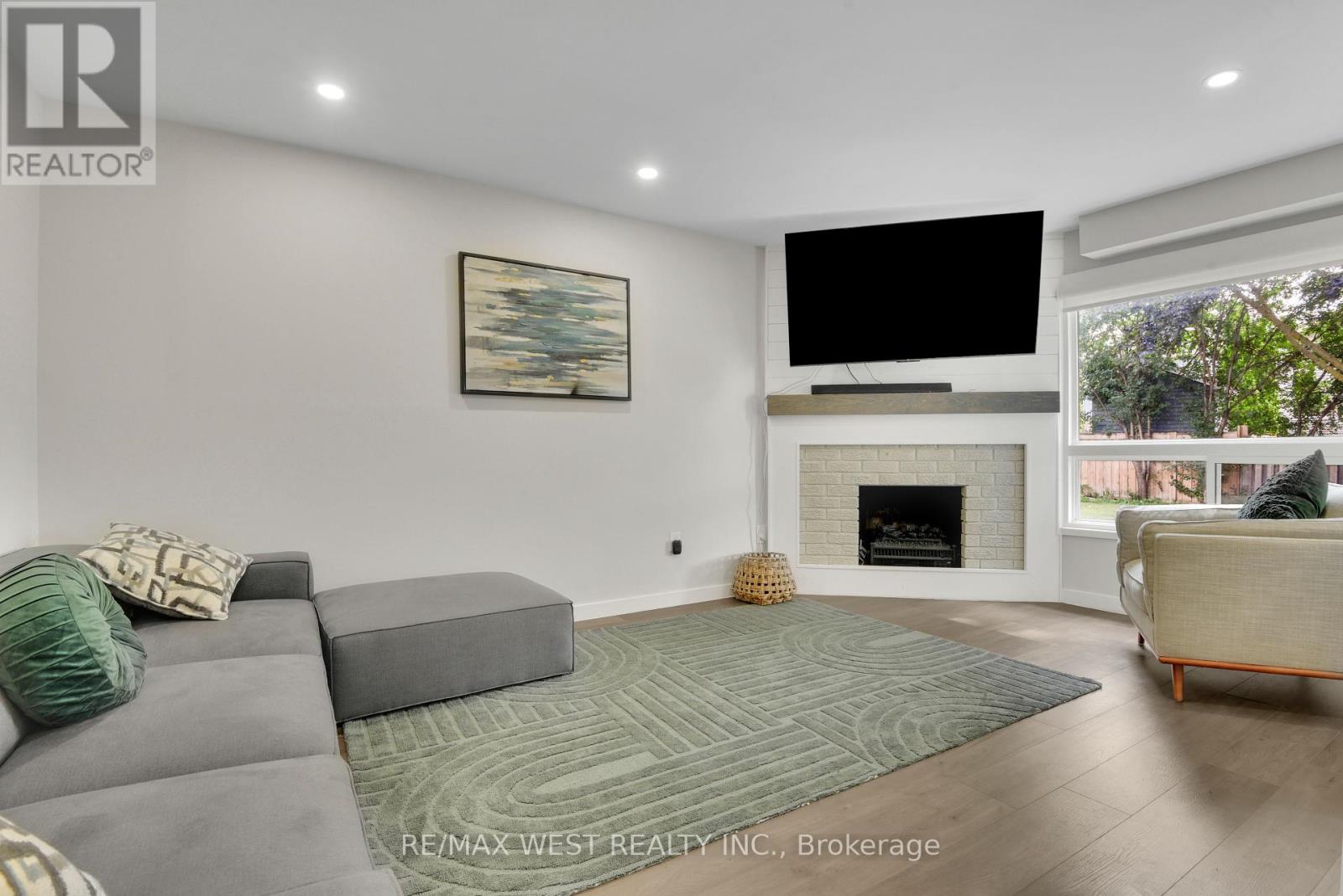 Photo 4 of 703 Mountjoy Court, Oshawa ON