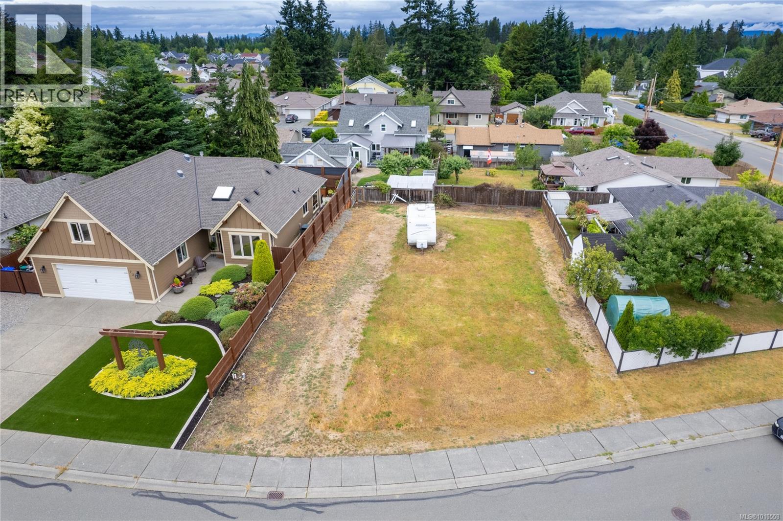 Photo 5 of 715 Doehle Ave, Parksville BC