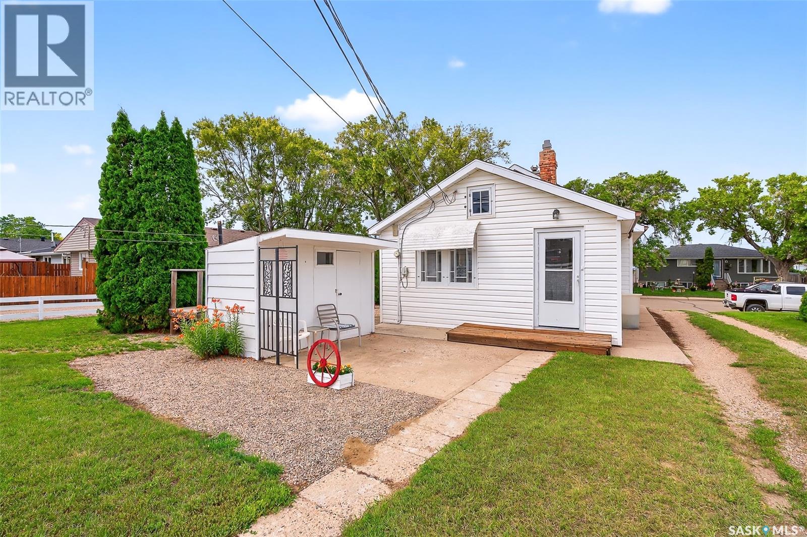 Photo 9 of 1233 Duffield Street W, Moose Jaw SK