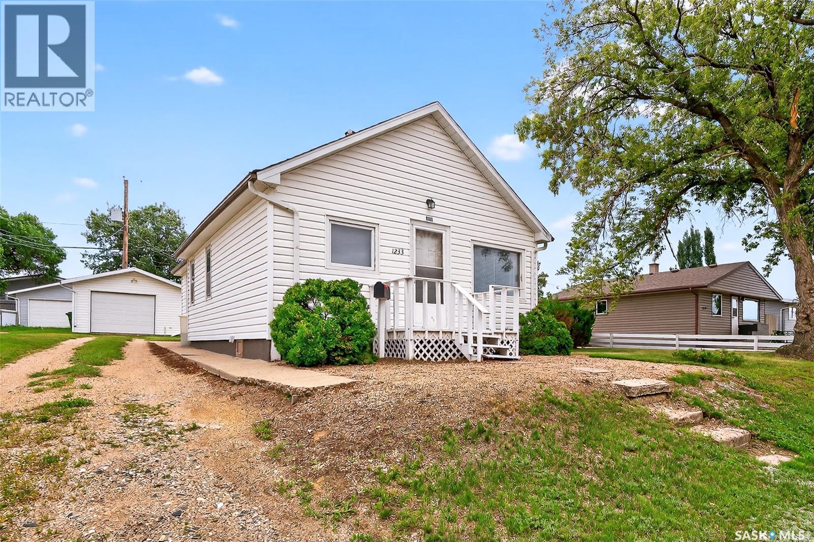 Photo 8 of 1233 Duffield Street W, Moose Jaw SK