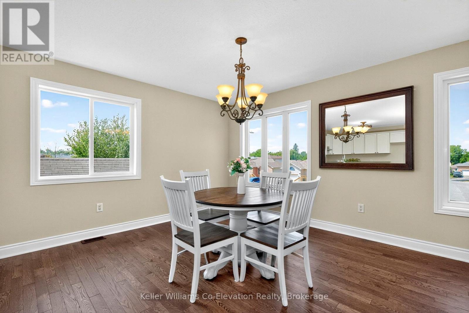 Photo 4 of 423 Irwin Street, Midland ON