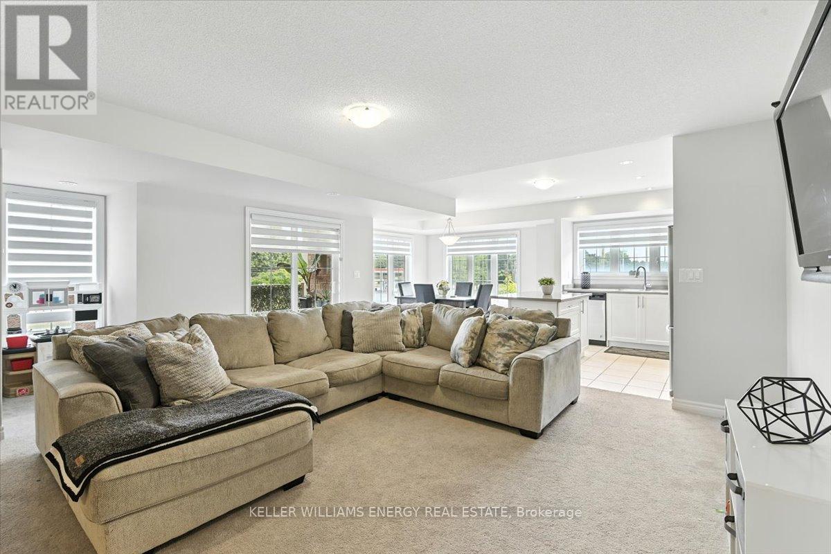 Photo 13 of 44 Porcelain Way, Whitby ON