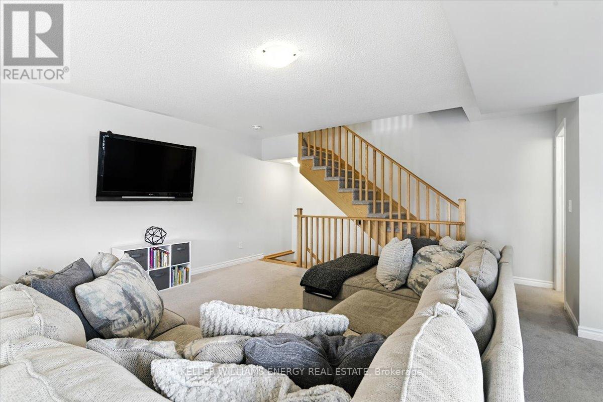 Photo 14 of 44 Porcelain Way, Whitby ON