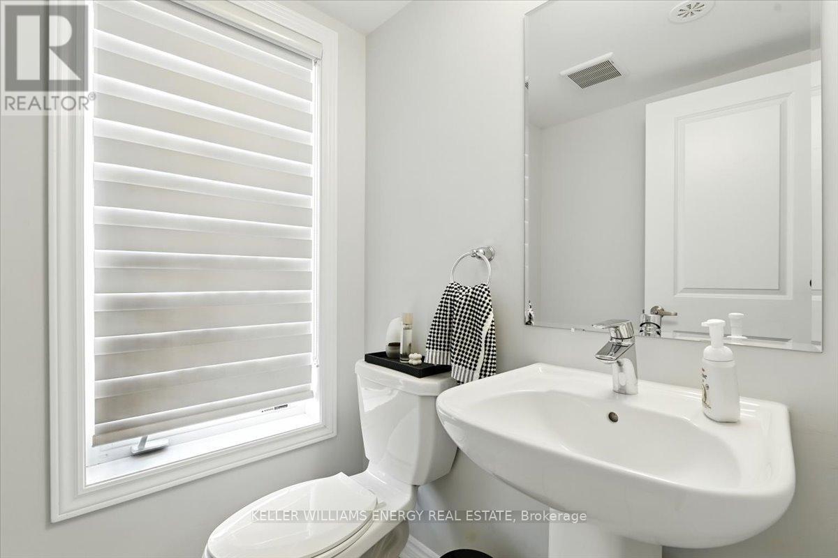 Photo 16 of 44 Porcelain Way, Whitby ON
