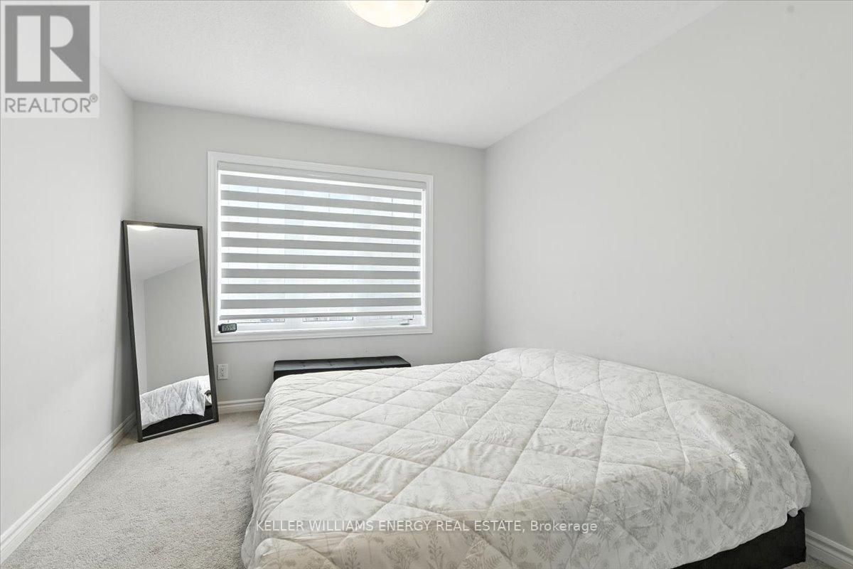 Photo 17 of 44 Porcelain Way, Whitby ON