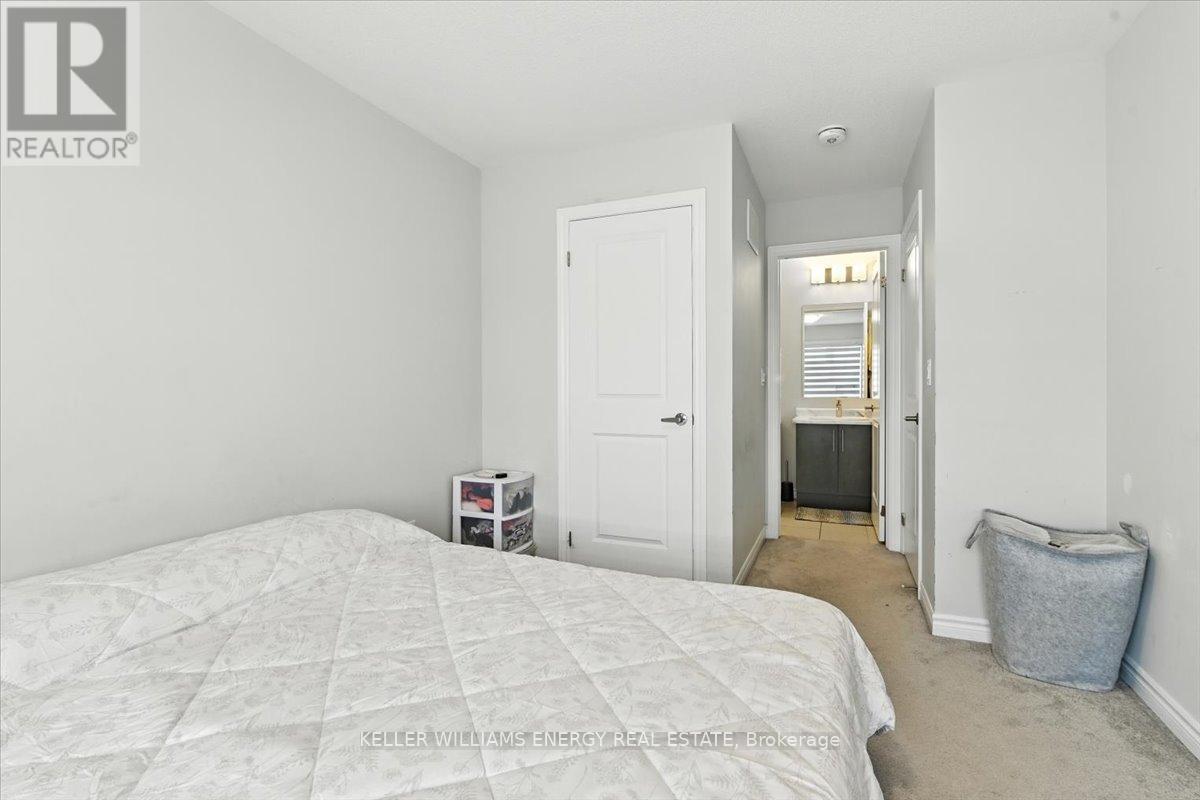Photo 18 of 44 Porcelain Way, Whitby ON