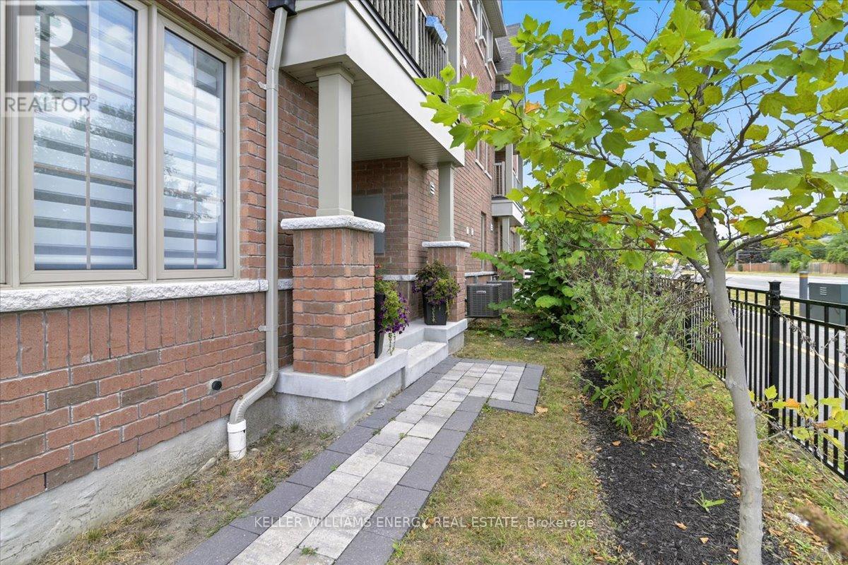 Photo 25 of 44 Porcelain Way, Whitby ON