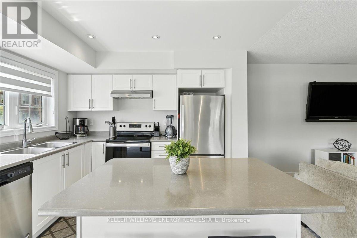 Photo 5 of 44 Porcelain Way, Whitby ON