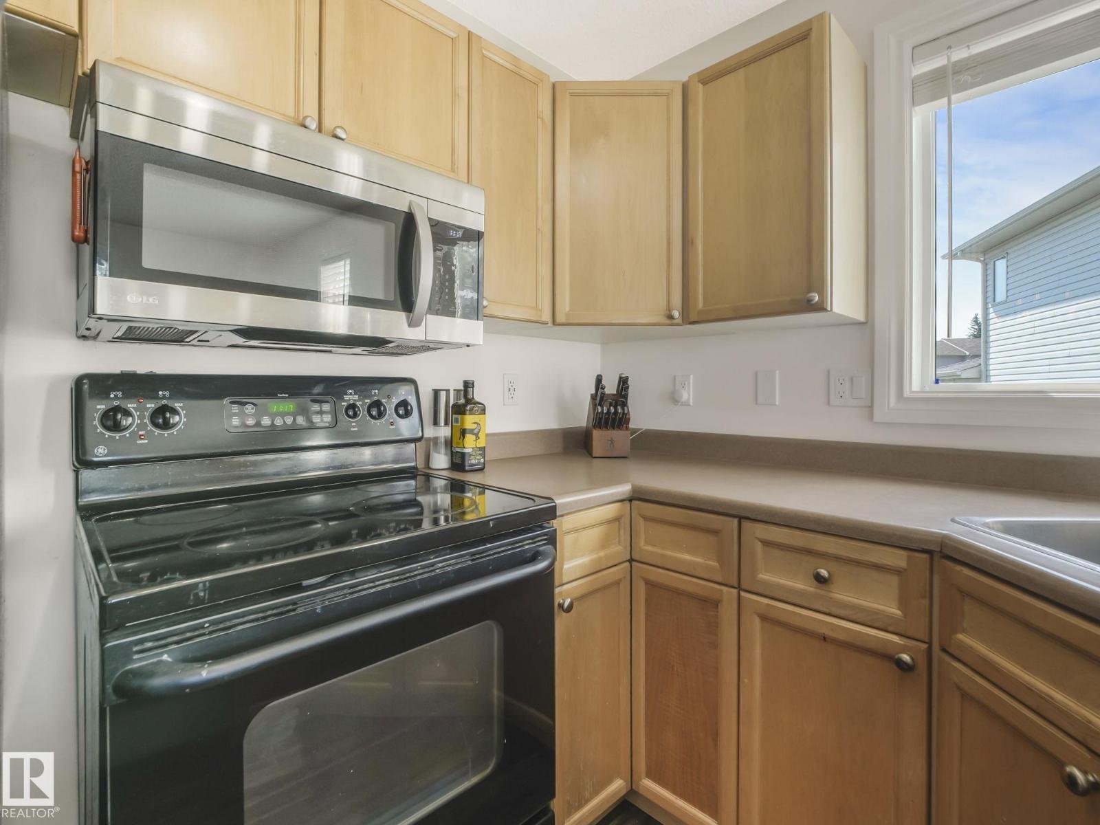 Photo 9 of 11 451 Hyndman Cr Nw, Edmonton AB