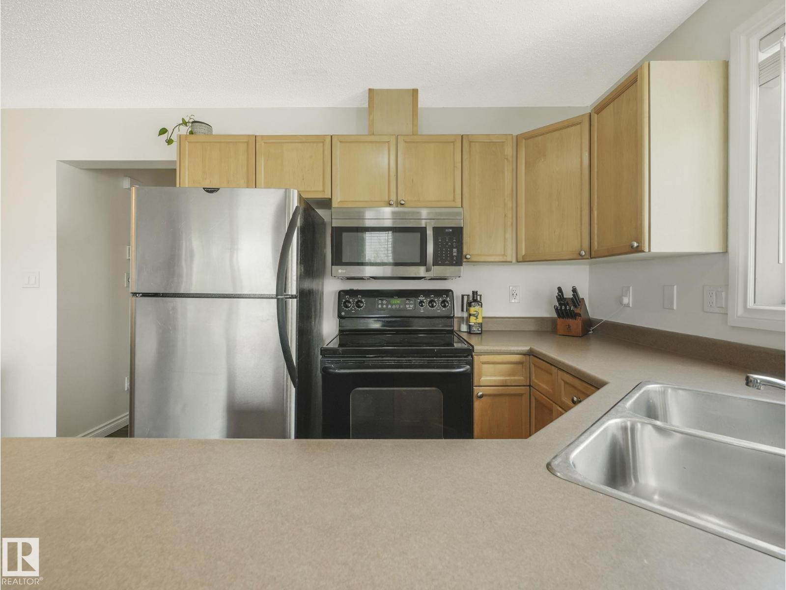 Photo 8 of 11 451 Hyndman Cr Nw, Edmonton AB