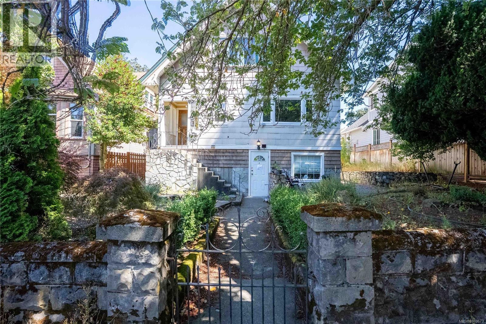 2329 Dowler Pl, Victoria