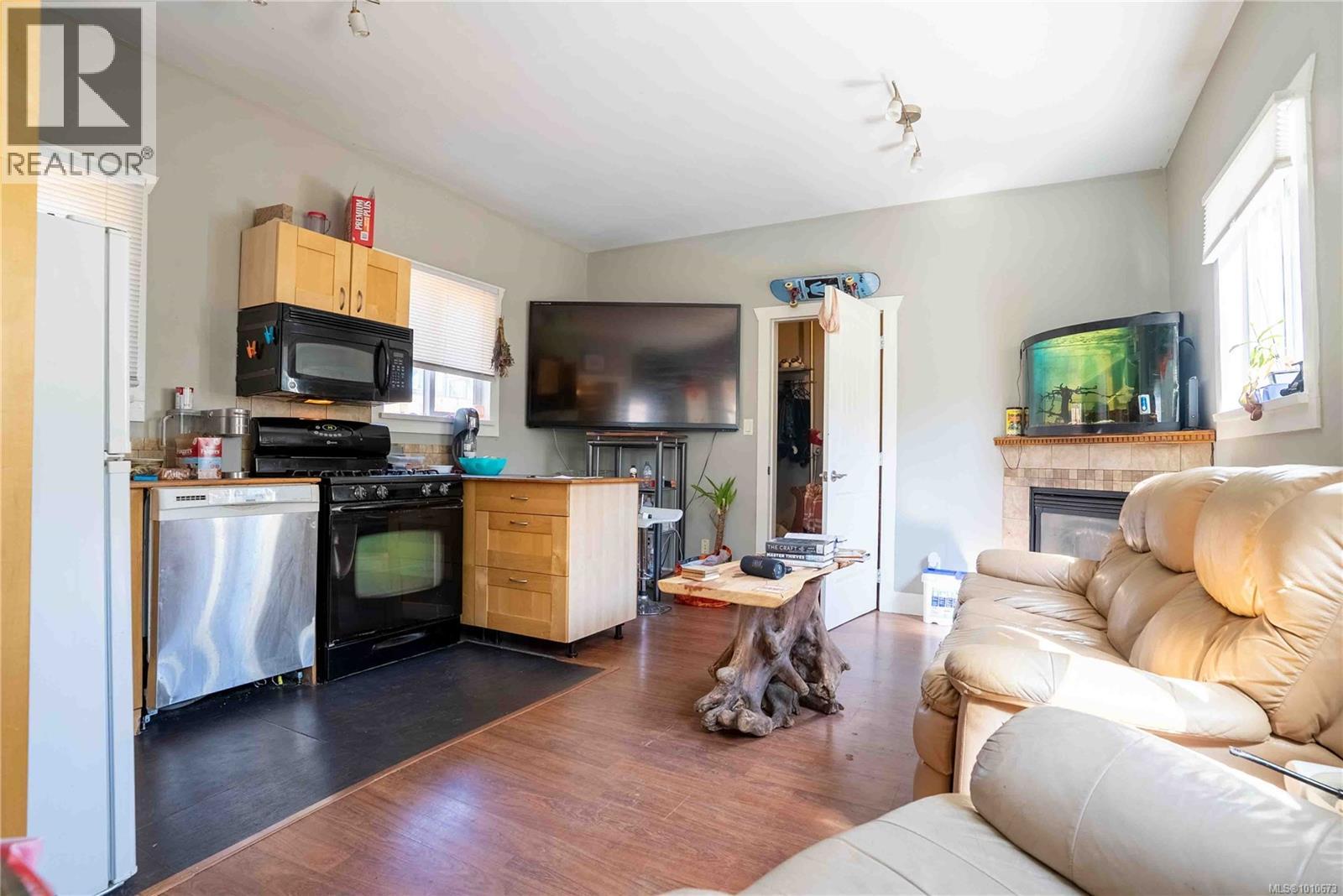 2329 Dowler Pl, Victoria