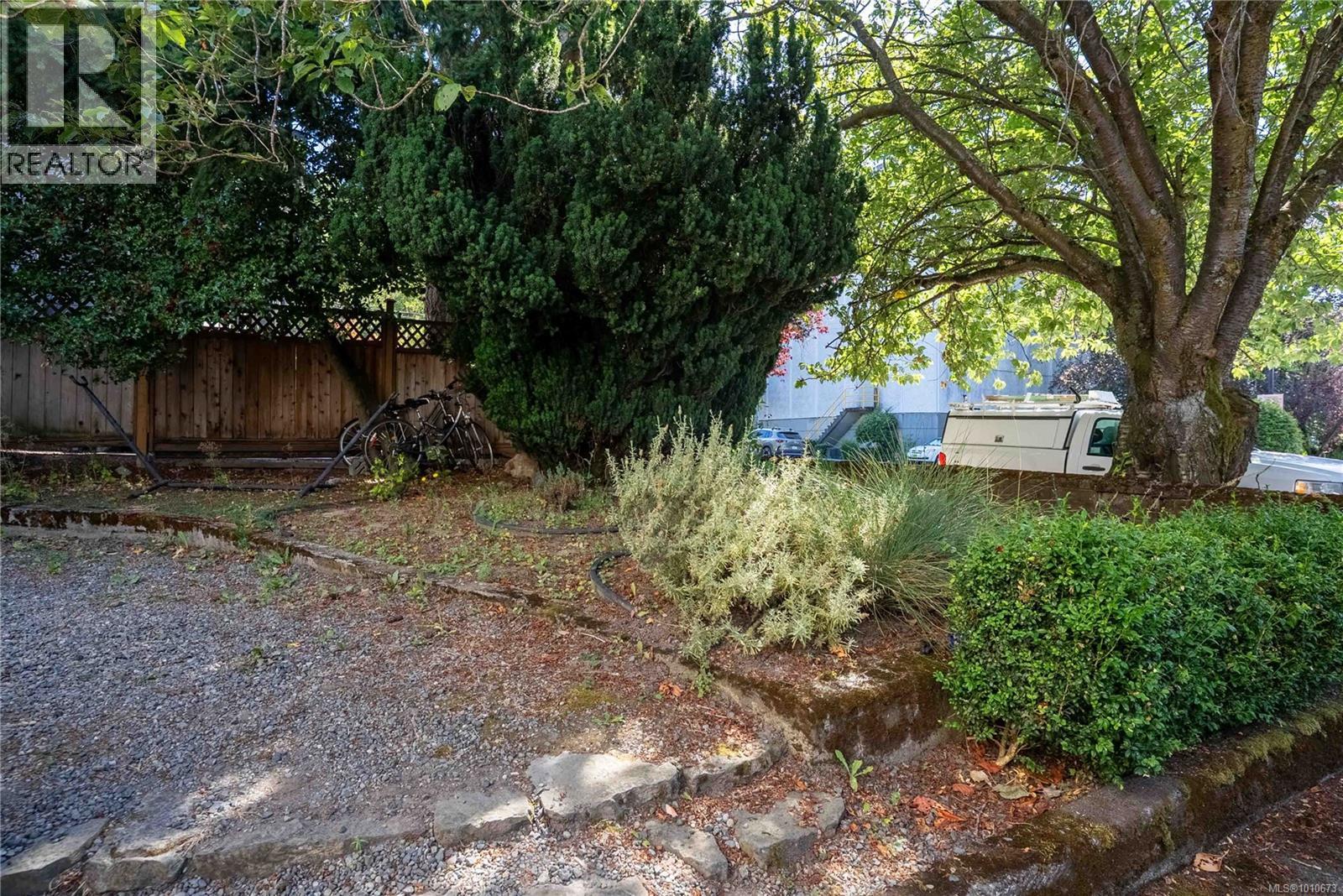 2329 Dowler Pl, Victoria