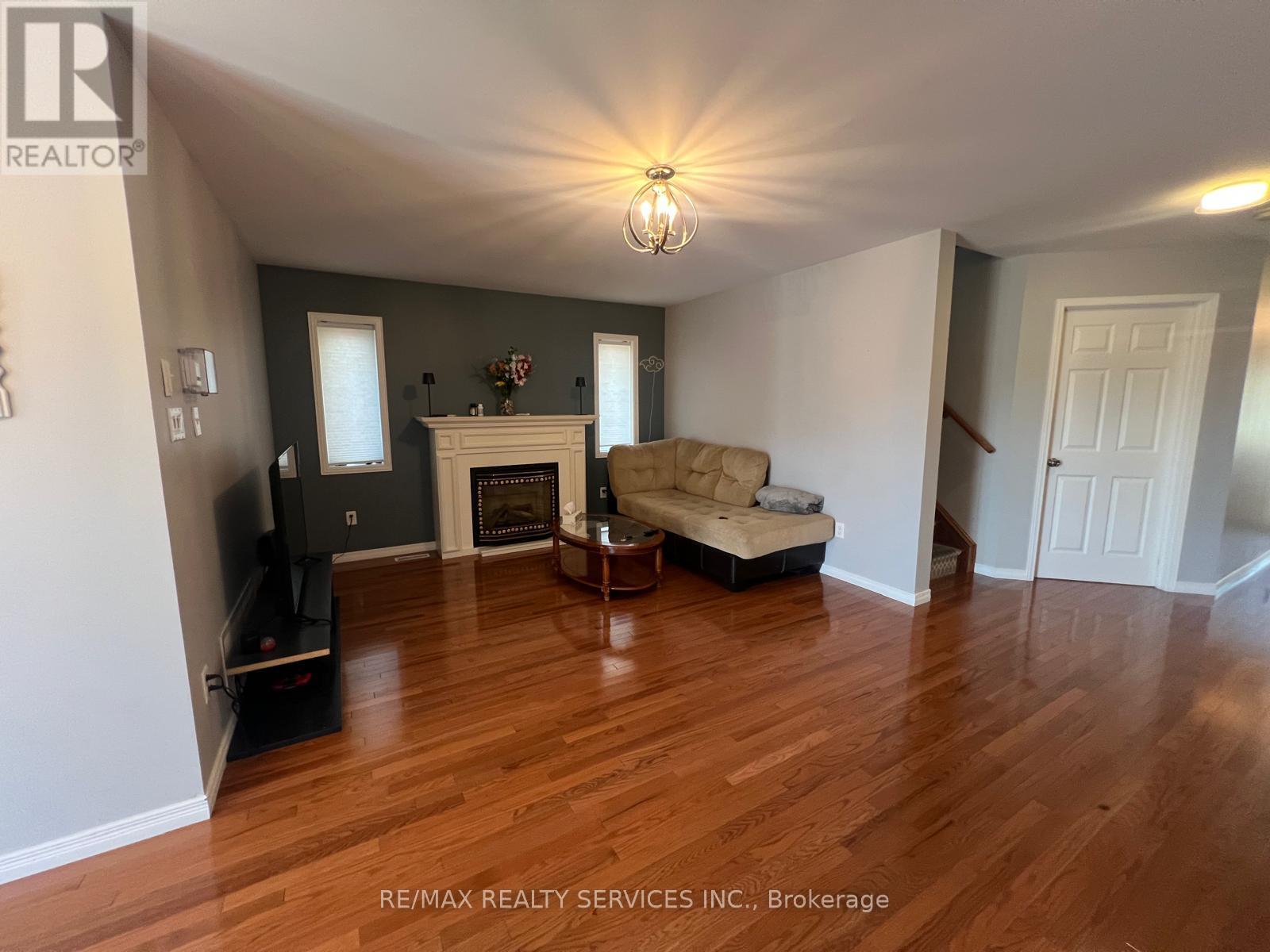 Photo 5 of 26 Mossgrove Crescent, Brampton ON