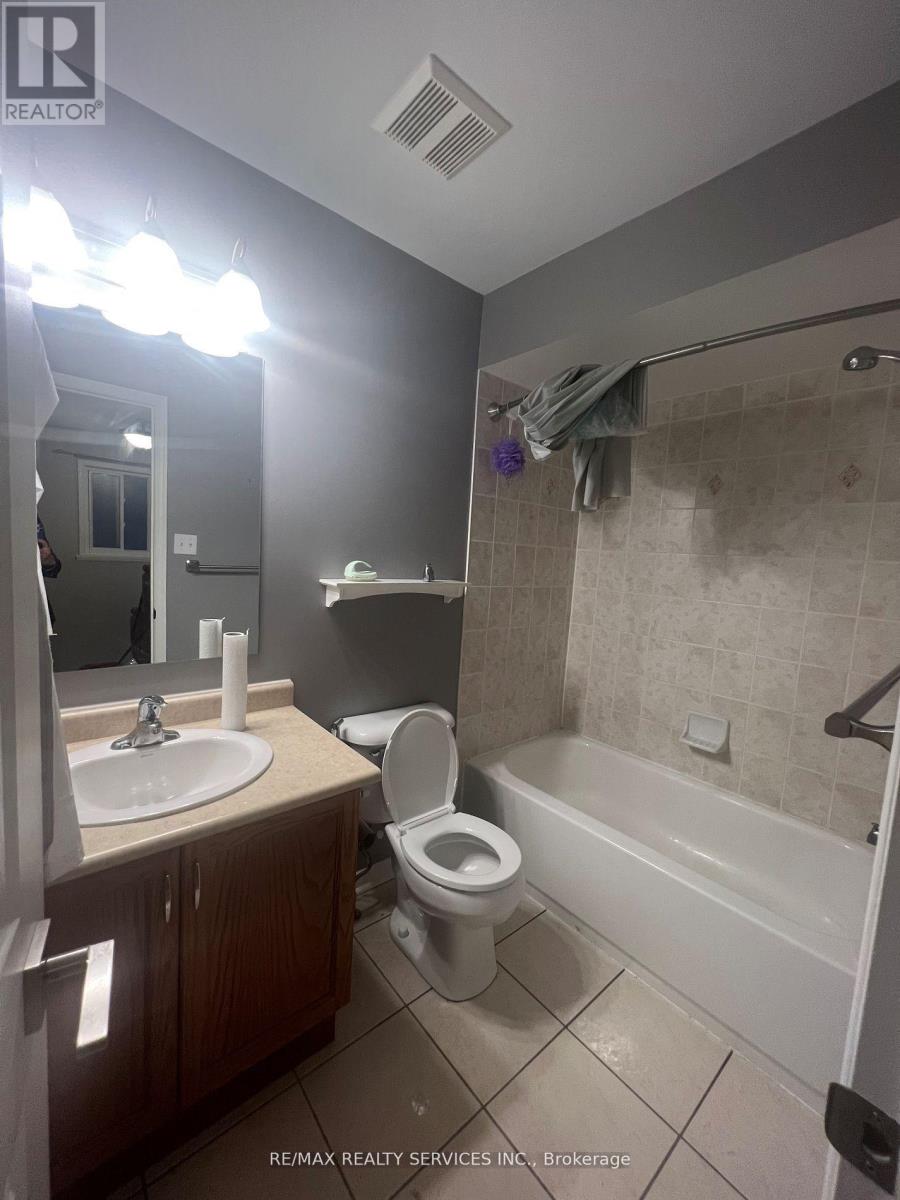 Photo 9 of 26 Mossgrove Crescent, Brampton ON
