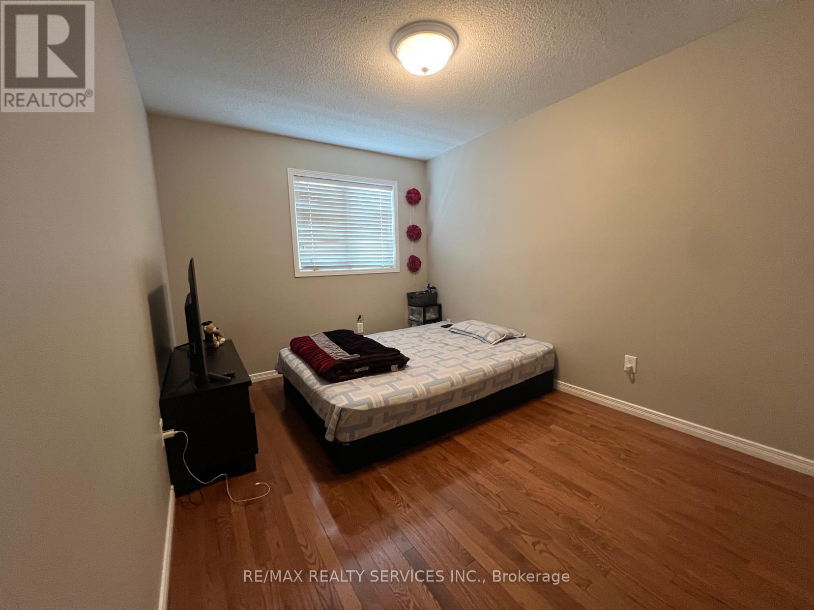 Photo 10 of 26 Mossgrove Crescent, Brampton ON