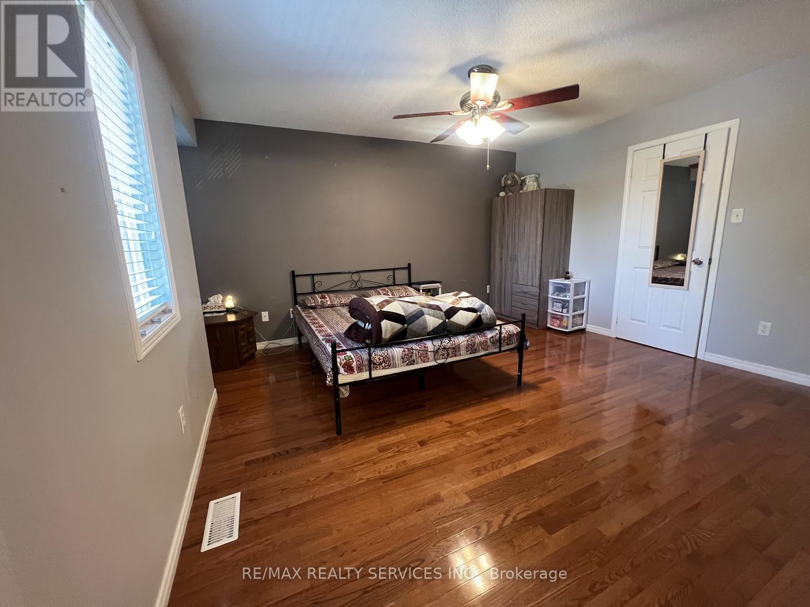 Photo 6 of 26 Mossgrove Crescent, Brampton ON