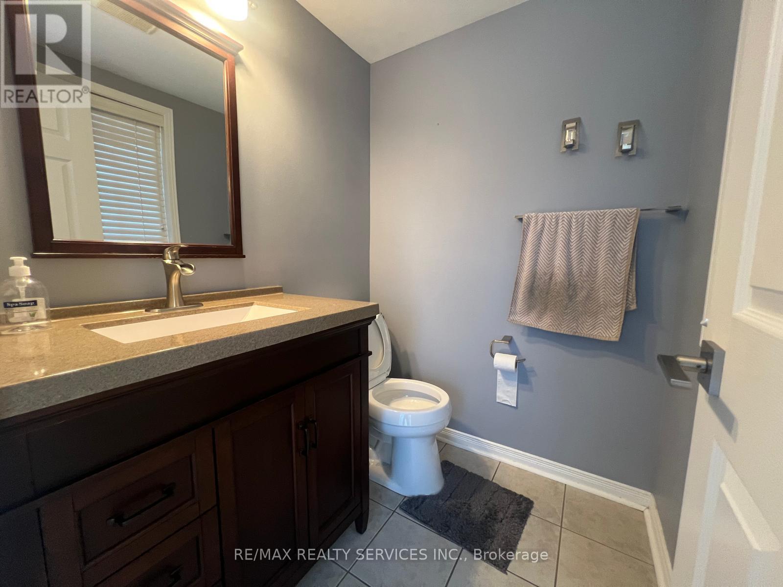 Photo 11 of 26 Mossgrove Crescent, Brampton ON