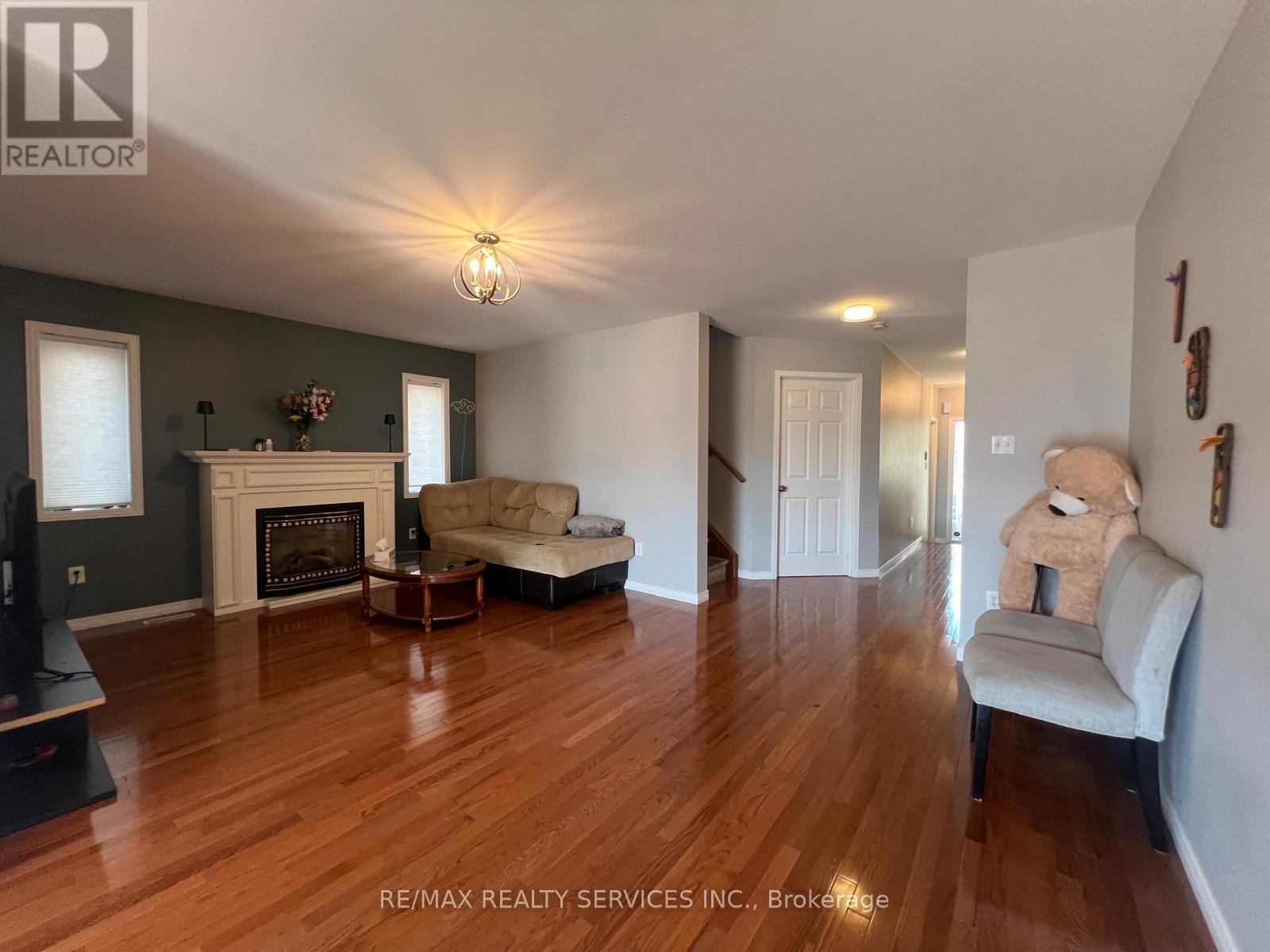 Photo 3 of 26 Mossgrove Crescent, Brampton ON