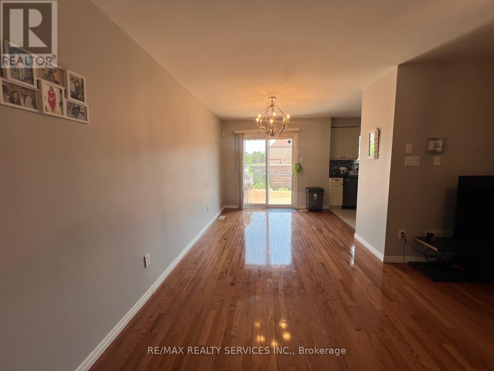 Photo 4 of 26 Mossgrove Crescent, Brampton ON