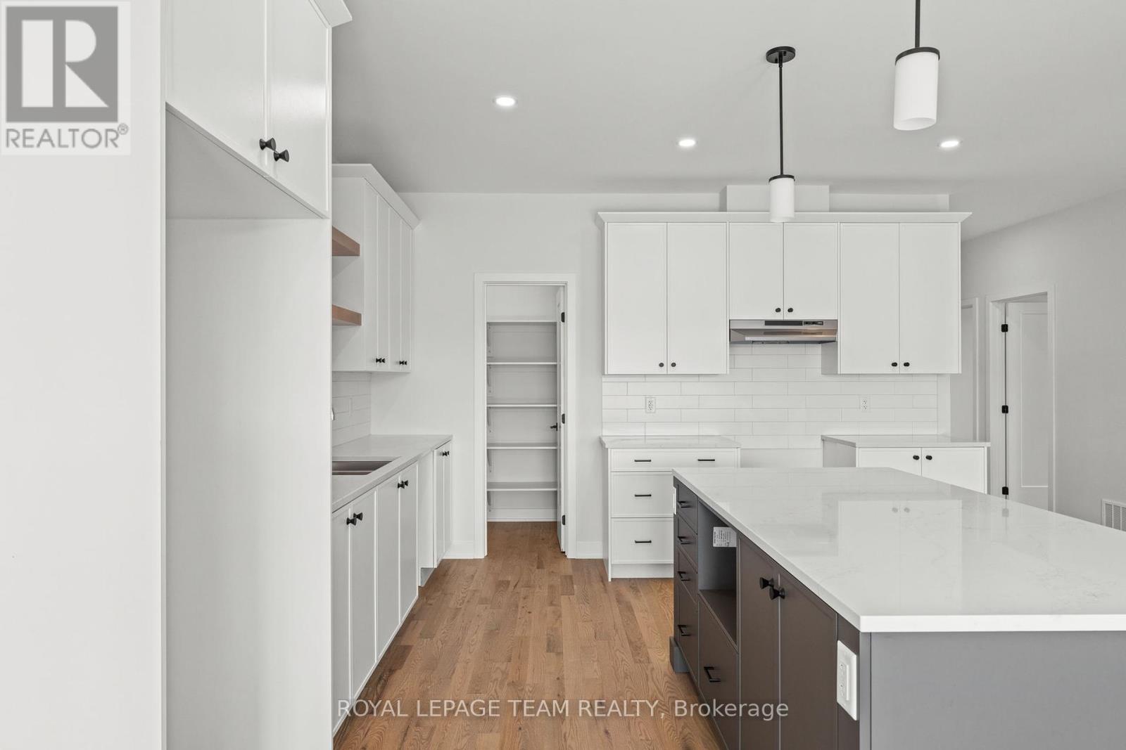 Photo 13 of 1076 Moore Street, Brockville ON