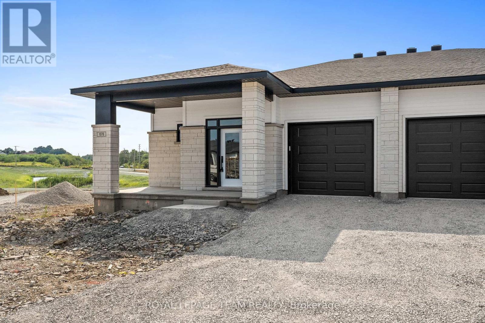 Photo 2 of 1076 Moore Street, Brockville ON