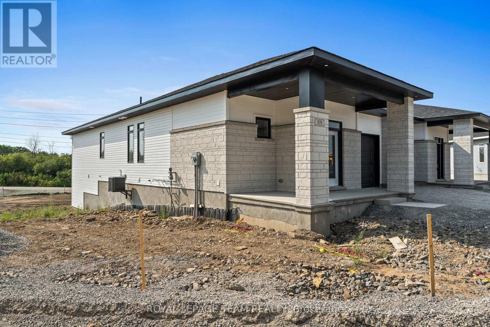 Photo 4 of 1076 Moore Street, Brockville ON