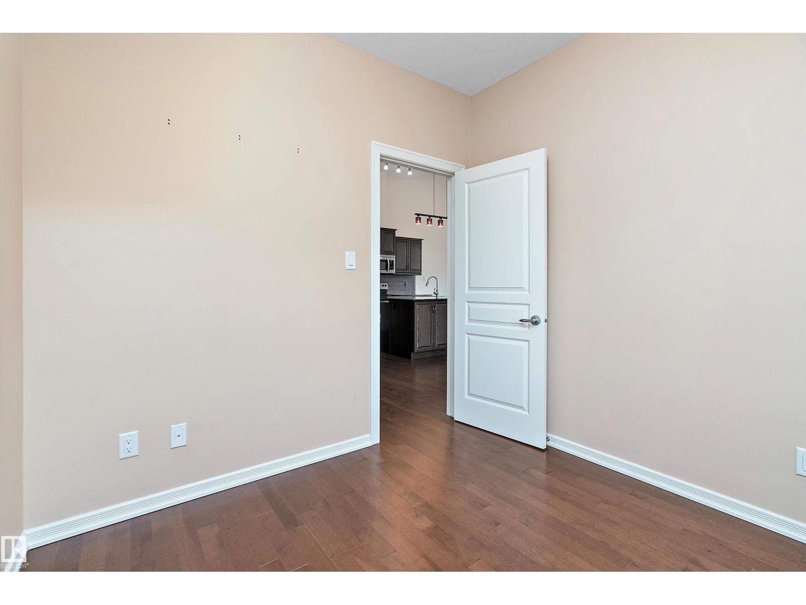 Photo 10 of 23 2815 34 Av Nw, Edmonton AB