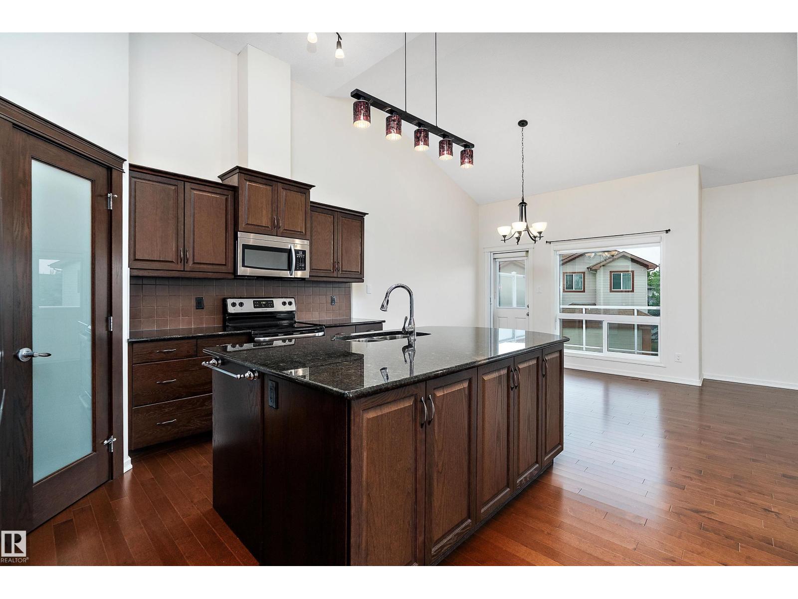 Photo 11 of 23 2815 34 Av Nw, Edmonton AB