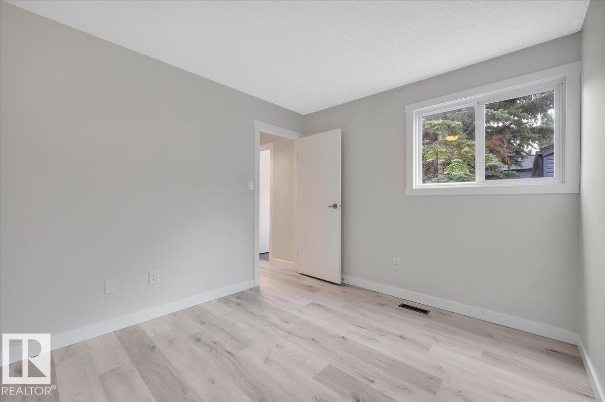 Photo 23 of 3540 42 St Nw, Edmonton AB