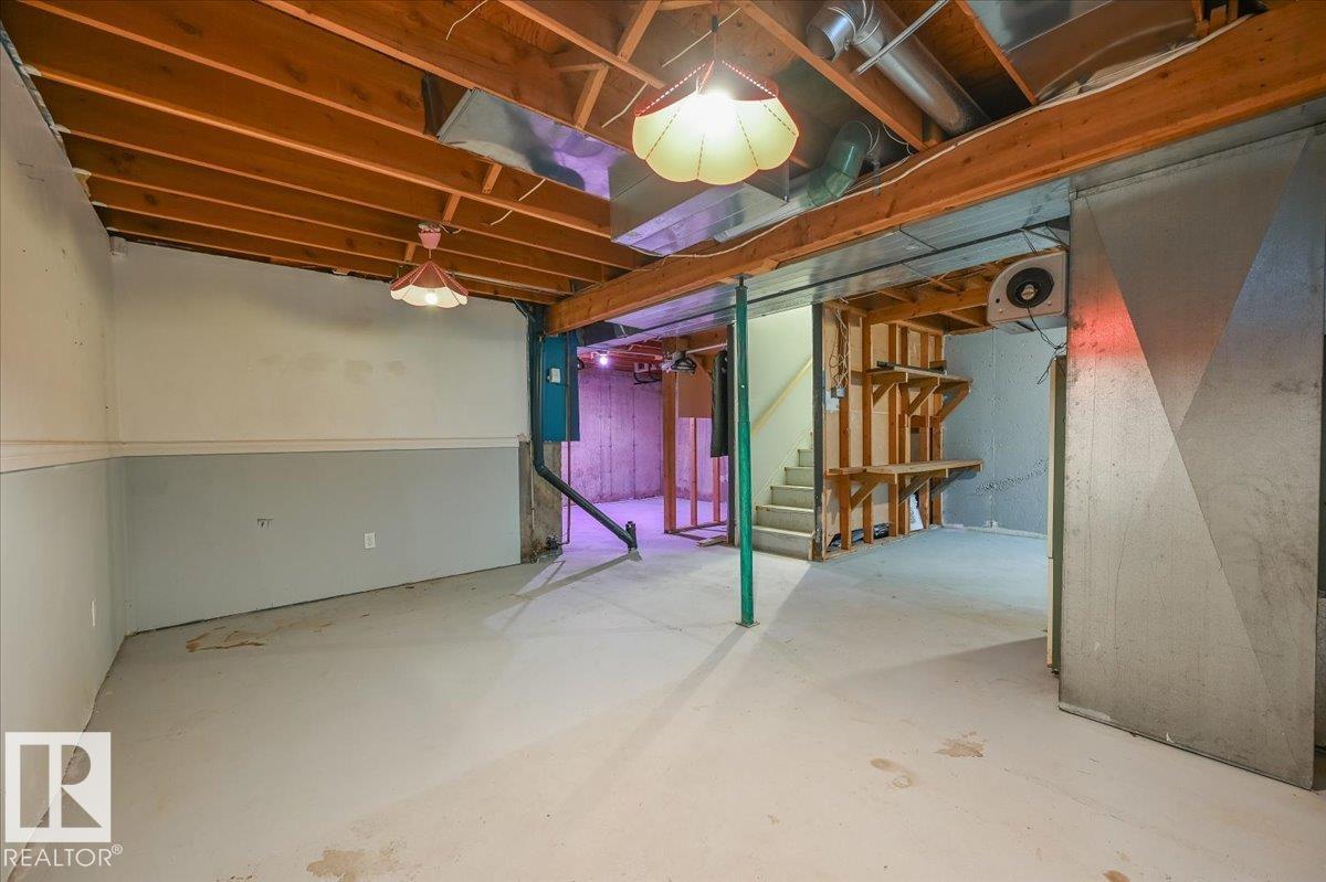 Photo 11 of 3540 42 St Nw, Edmonton AB
