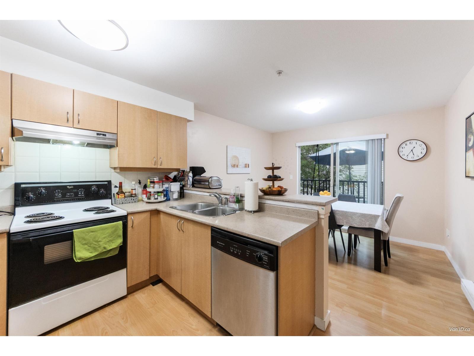 Photo 11 of 29 5388 201 A Street, Langley BC