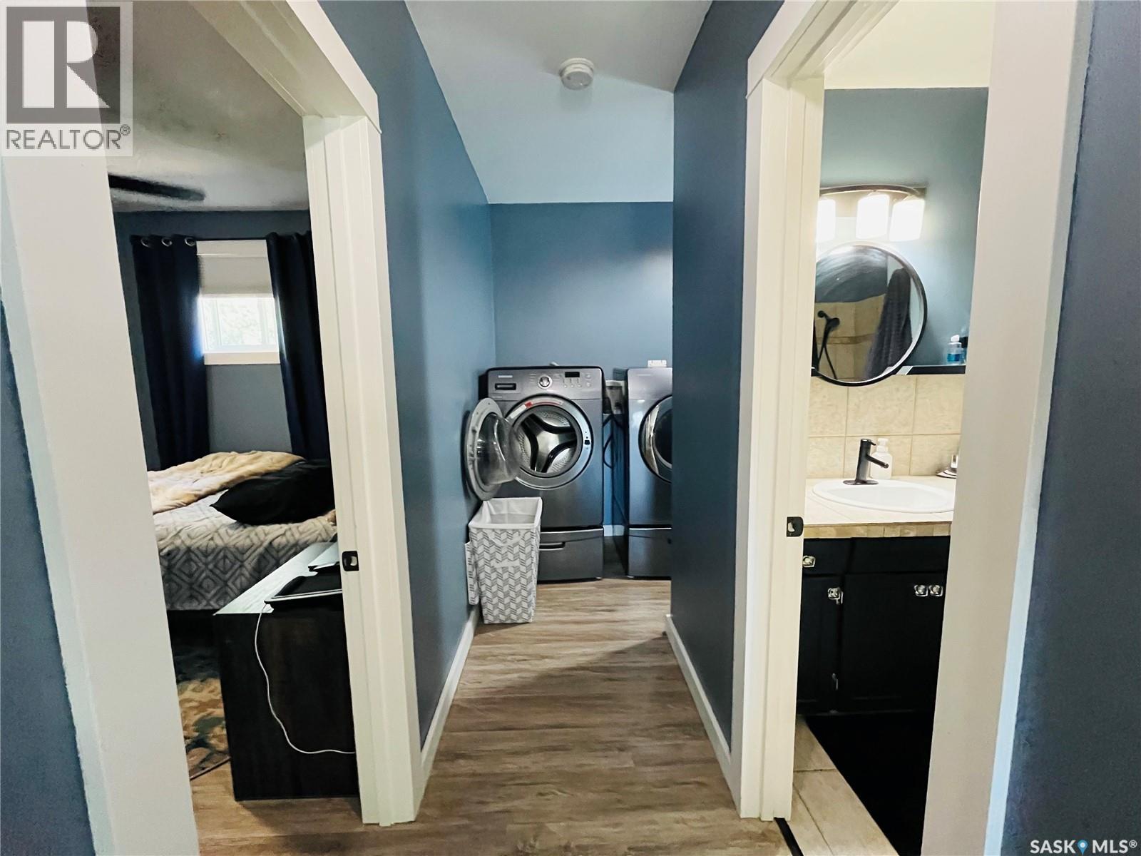 Photo 3 of 103 6th Avenue Ne, Swift Current SK
