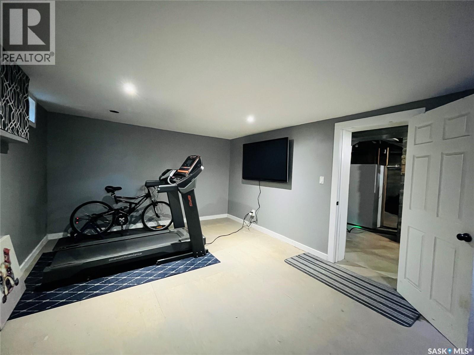 Photo 11 of 103 6th Avenue Ne, Swift Current SK